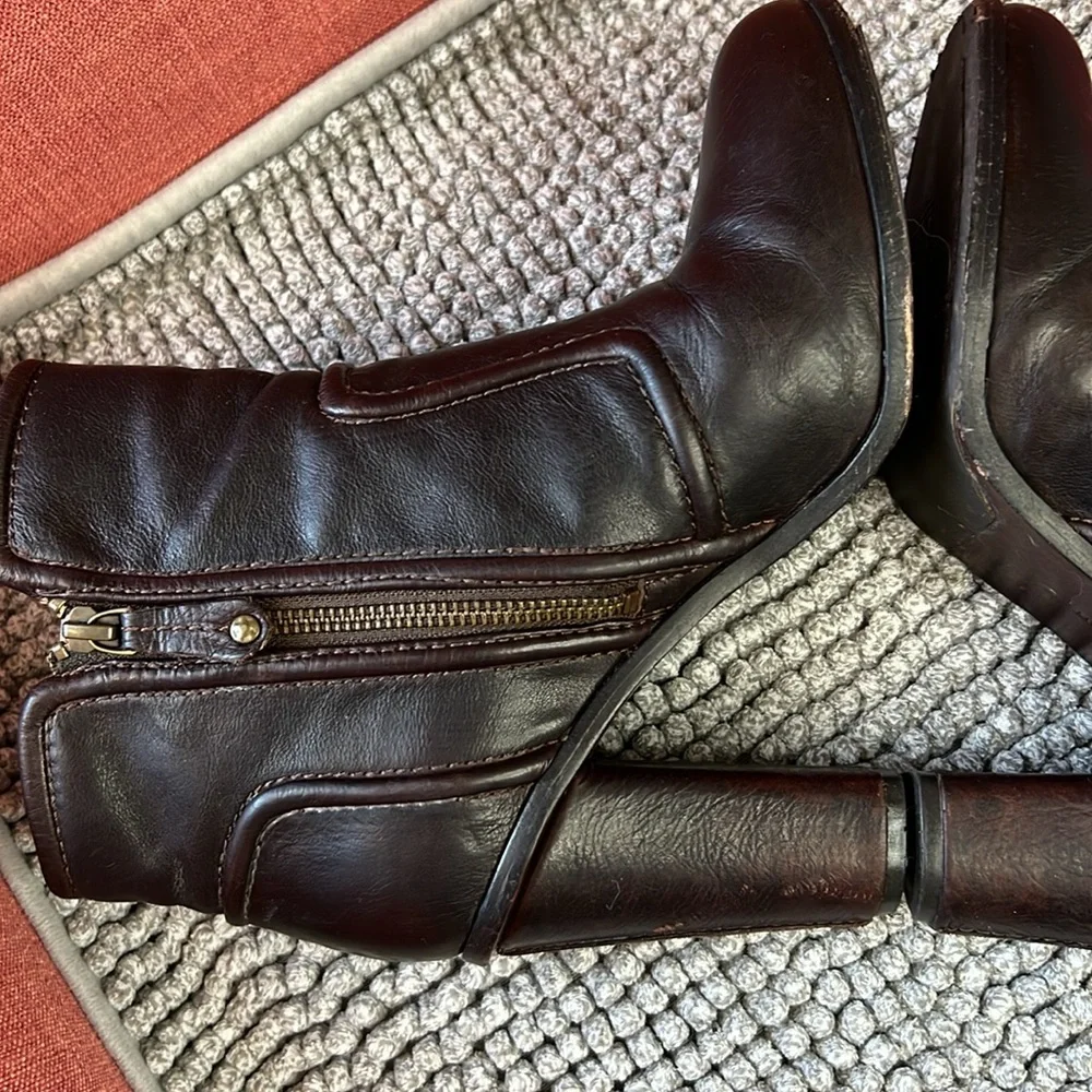 FRYE SYLVIA‎ PIPPING BOOTIE
